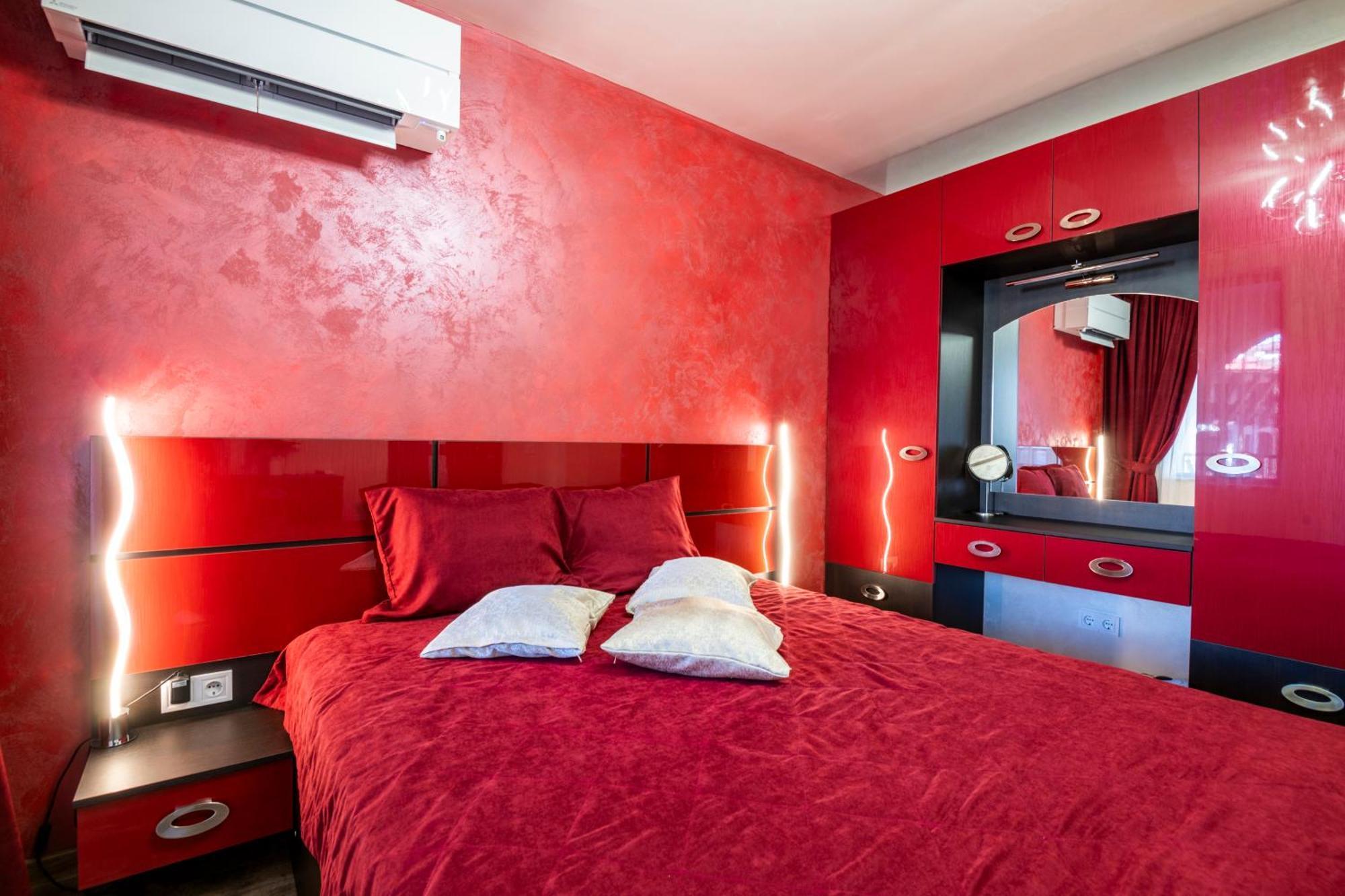 Luxe Grand Monastery In Apartment